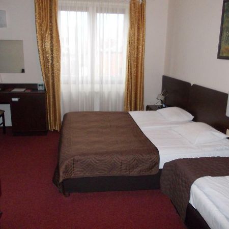 Hotel Pinocy Ledziny ภายนอก รูปภาพ