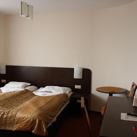 Hotel Pinocy Ledziny ภายนอก รูปภาพ