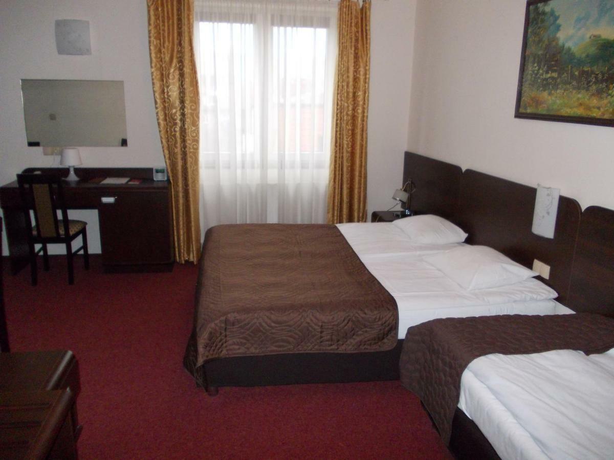 Hotel Pinocy Ledziny ภายนอก รูปภาพ