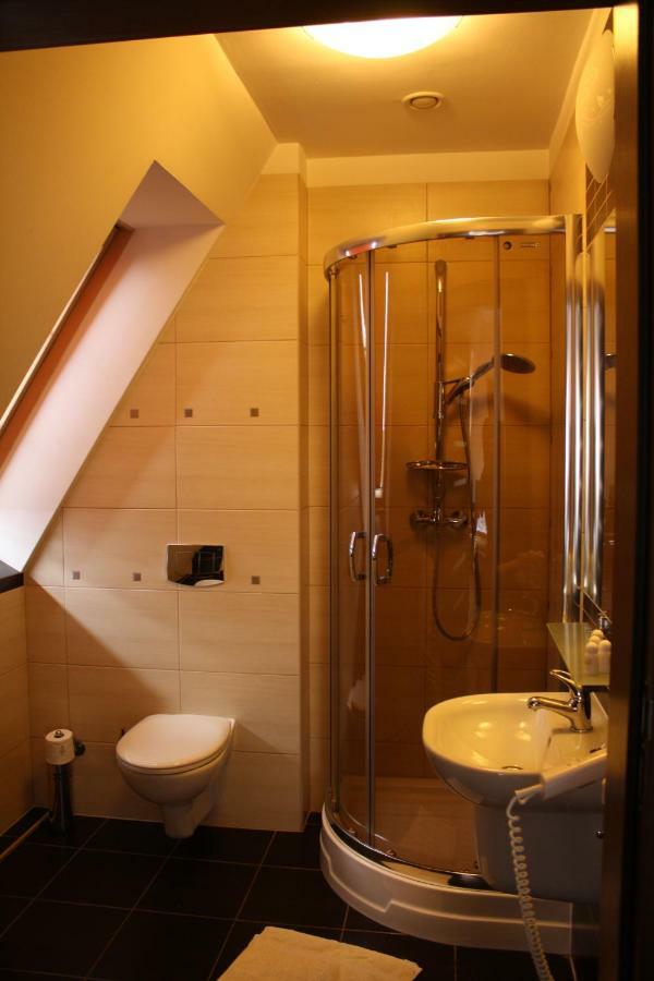 Hotel Pinocy Ledziny ภายนอก รูปภาพ