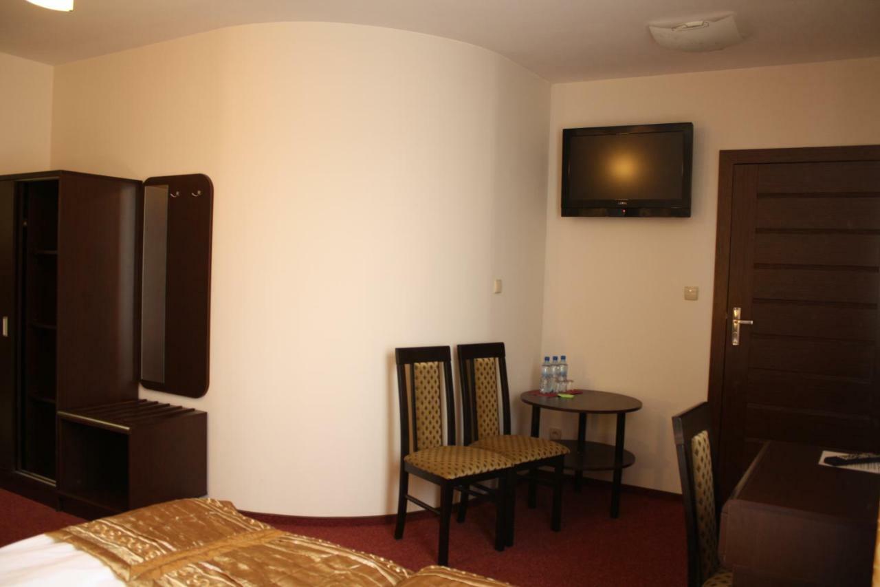 Hotel Pinocy Ledziny ภายนอก รูปภาพ