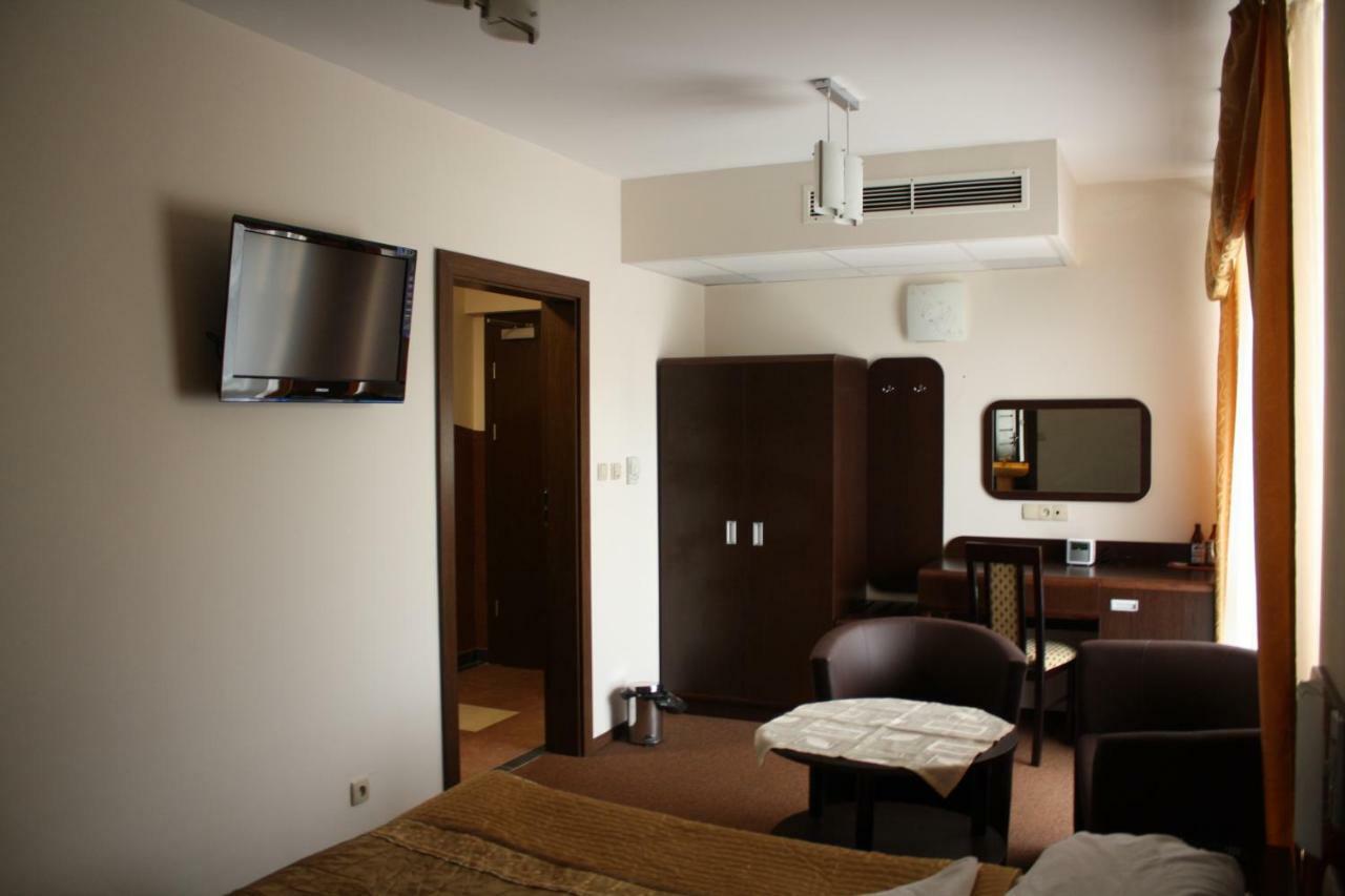 Hotel Pinocy Ledziny ภายนอก รูปภาพ