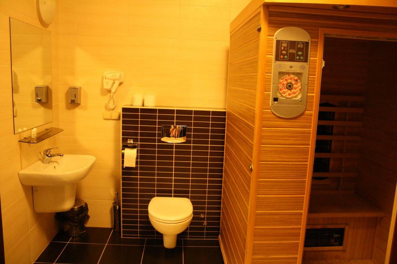 Hotel Pinocy Ledziny ภายนอก รูปภาพ