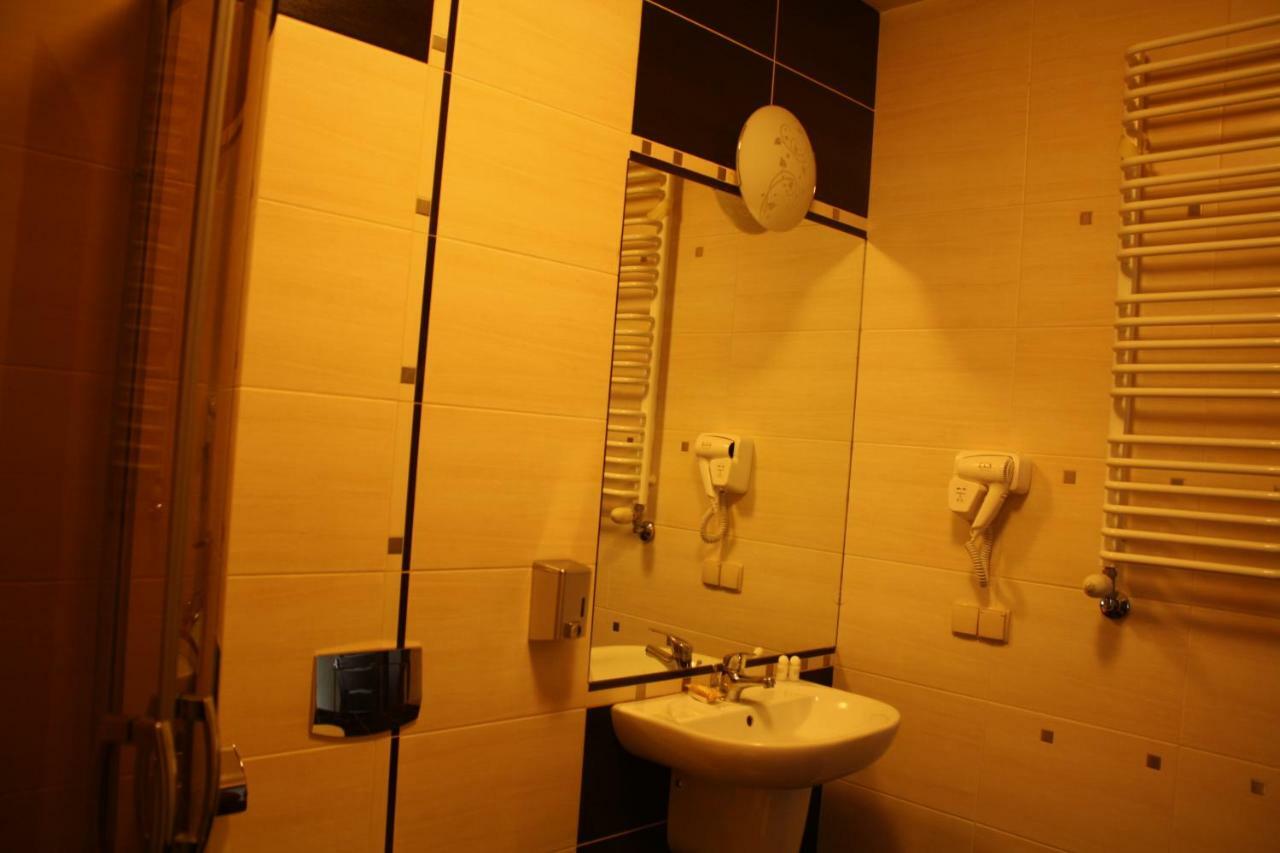 Hotel Pinocy Ledziny ภายนอก รูปภาพ