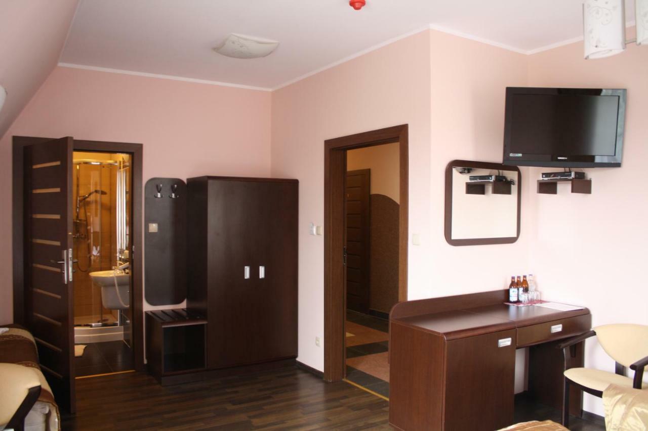 Hotel Pinocy Ledziny ภายนอก รูปภาพ