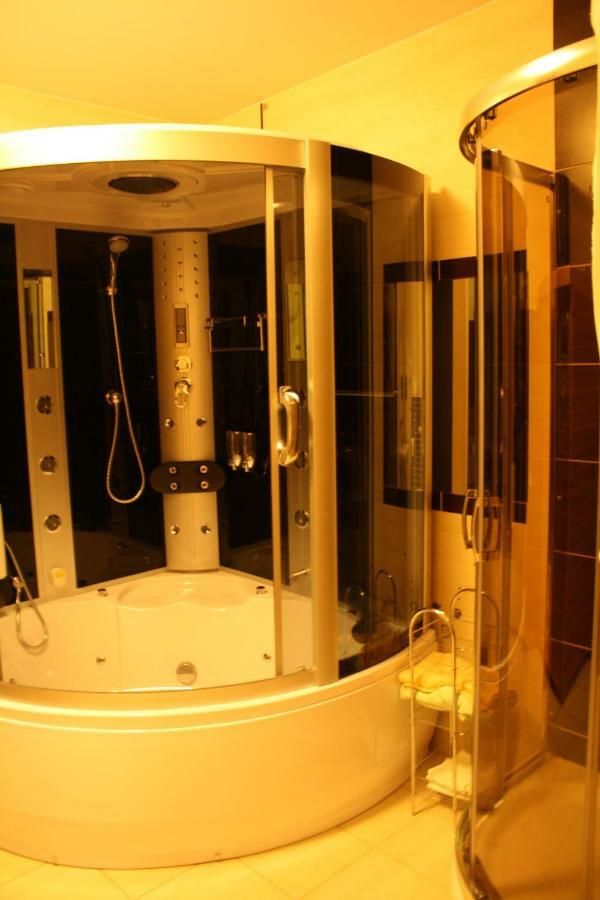 Hotel Pinocy Ledziny ภายนอก รูปภาพ