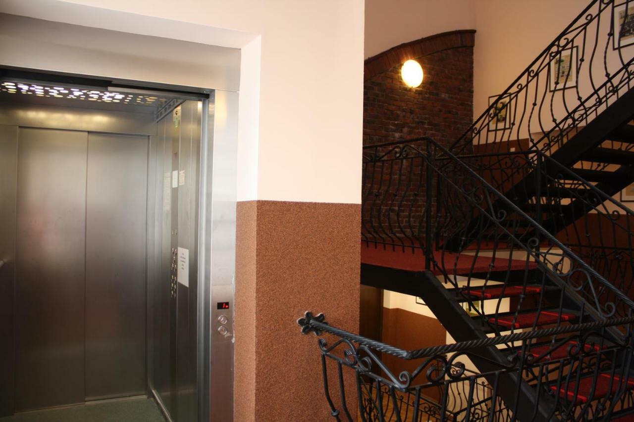 Hotel Pinocy Ledziny ภายนอก รูปภาพ
