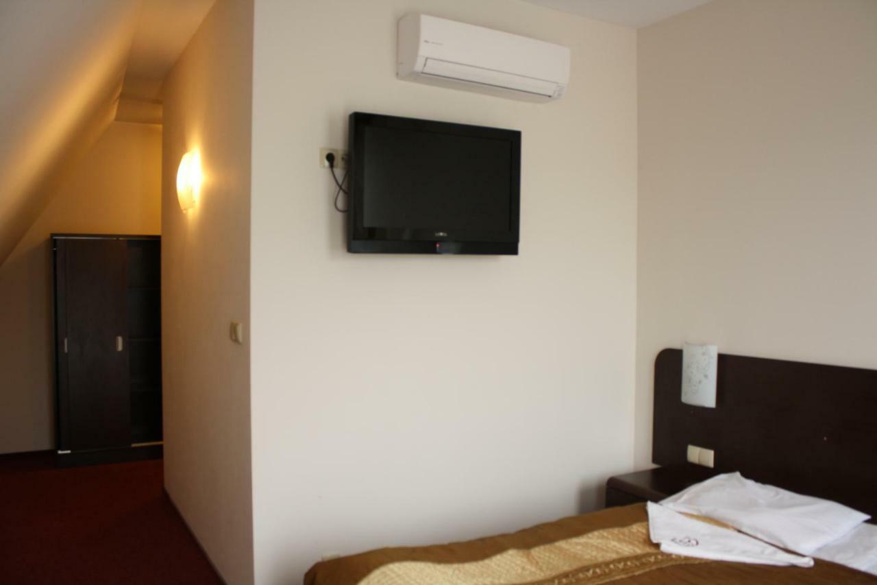 Hotel Pinocy Ledziny ภายนอก รูปภาพ