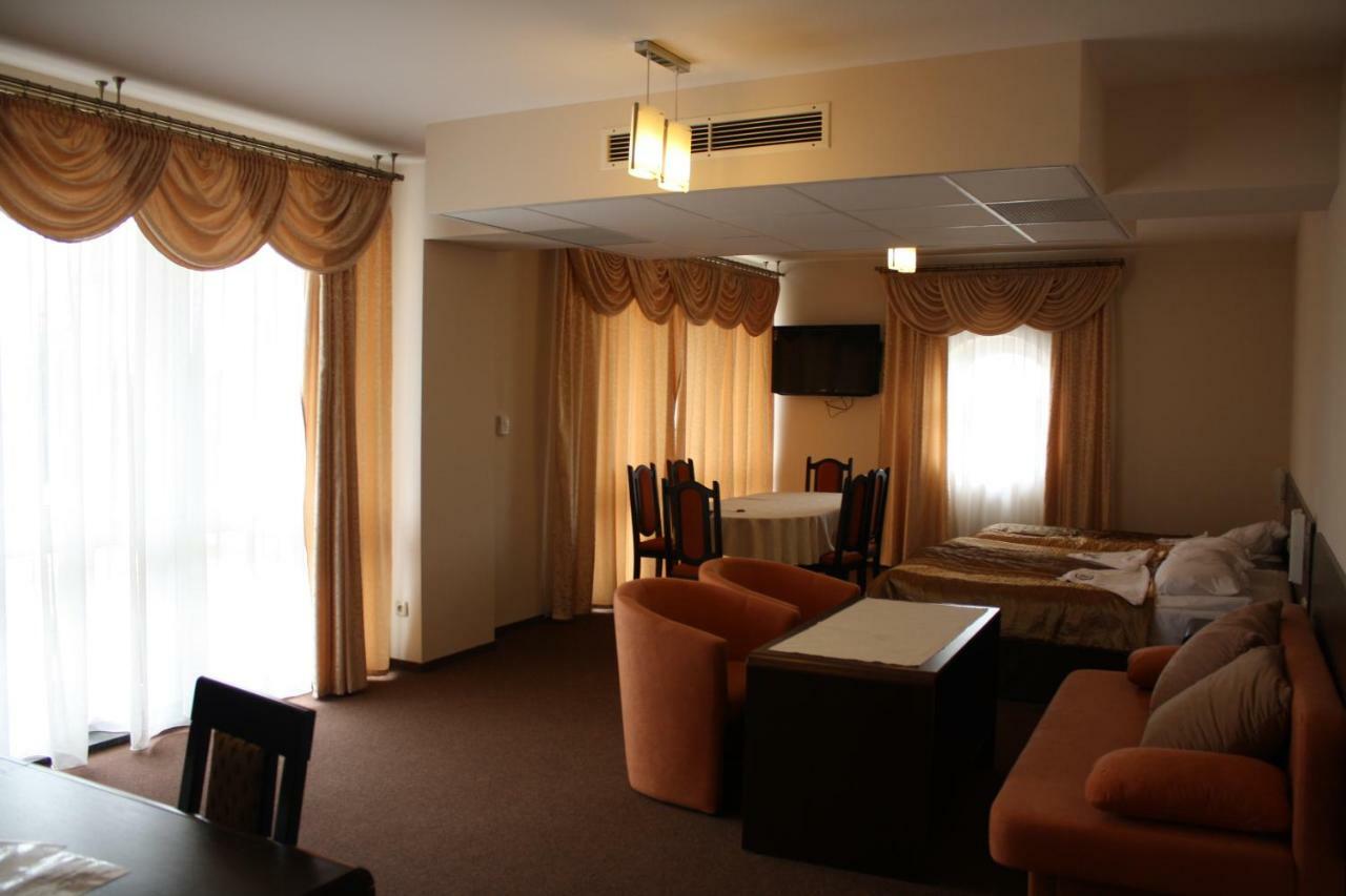 Hotel Pinocy Ledziny ภายนอก รูปภาพ
