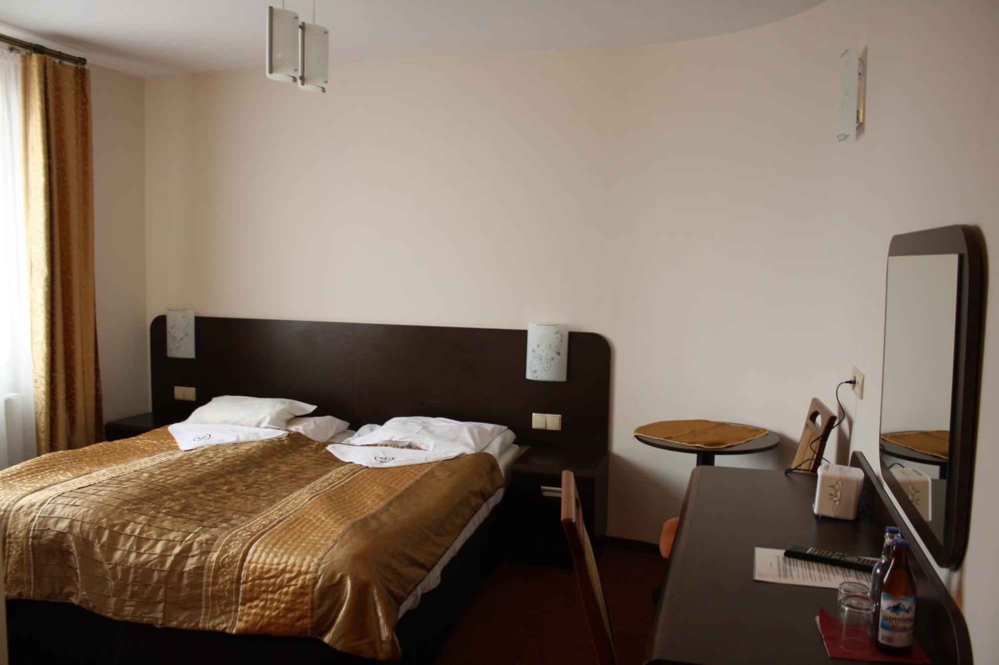 Hotel Pinocy Ledziny ภายนอก รูปภาพ