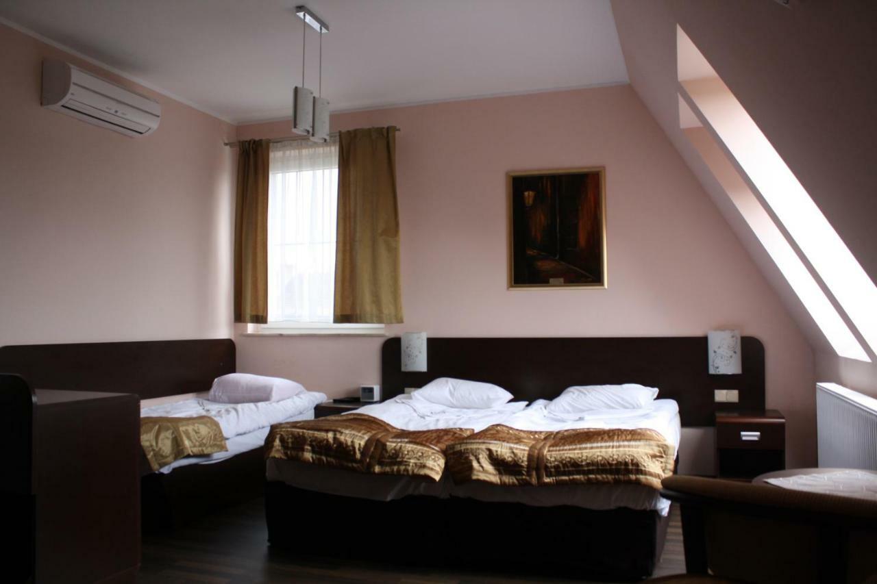 Hotel Pinocy Ledziny ภายนอก รูปภาพ