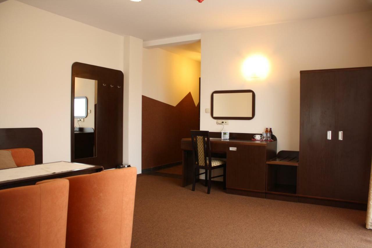 Hotel Pinocy Ledziny ภายนอก รูปภาพ