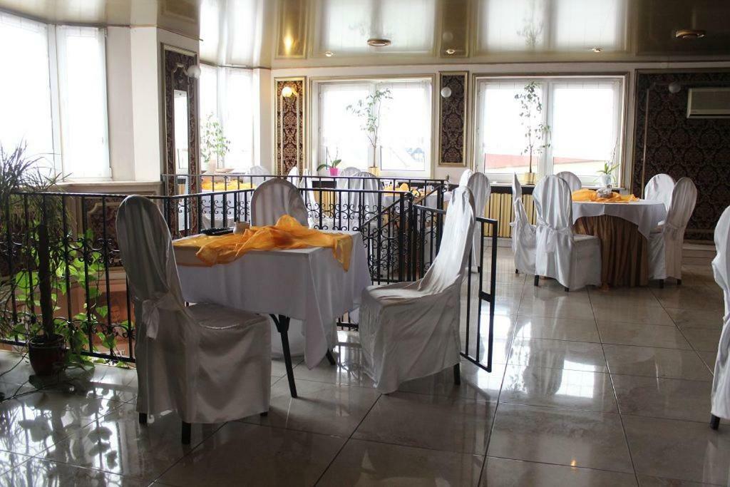Hotel Pinocy Ledziny ภายนอก รูปภาพ